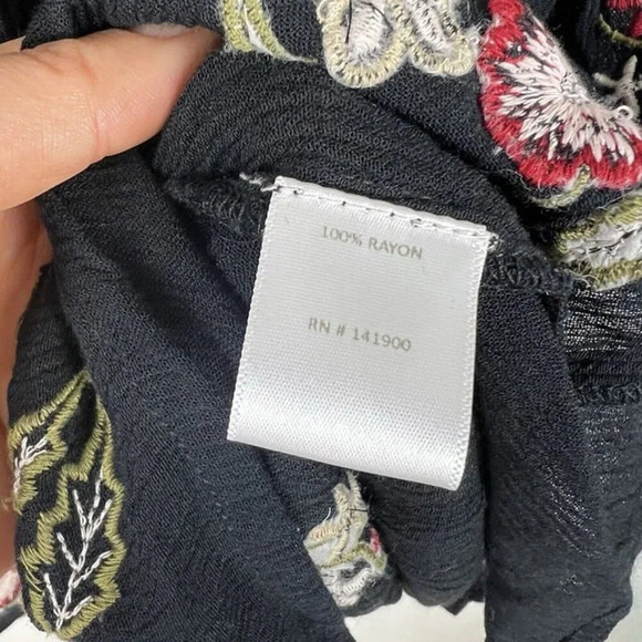 Chic Black Mini Dress with Sleek Silhouette - Picture 9 of 9